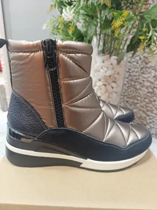 Botín mujer casual negro y dorado