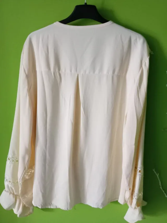 Blusa ricamata beige