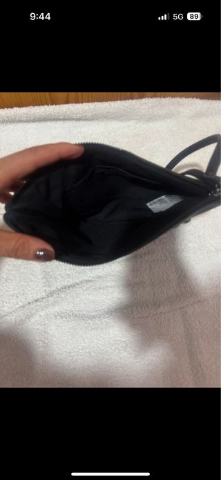 Cartera negra con tachuelas