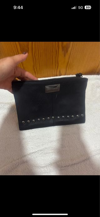 Cartera negra con tachuelas