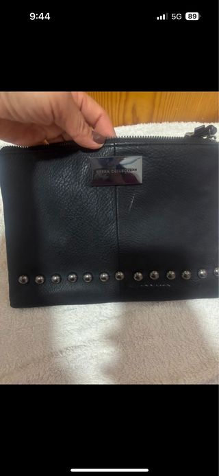 Cartera negra con tachuelas