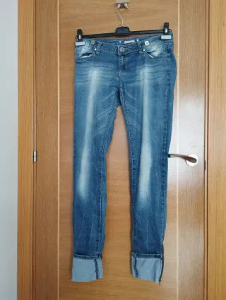 Pantalones vaqueros con dobladillo