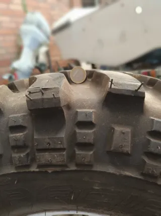 Rueda de tractor/moto con clavos