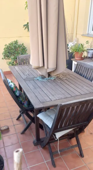Mesa y 4 Sillas de Madera para Terraza + sombrilla
