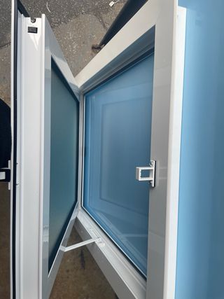 Ventana con cristal opaco pestillo y solape.