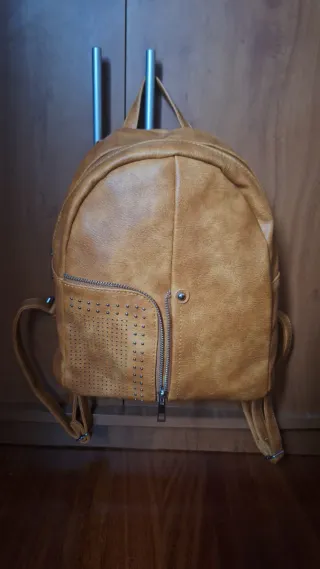 Mochila marrón con tachuelas