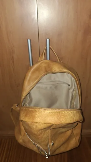 Mochila marrón con tachuelas