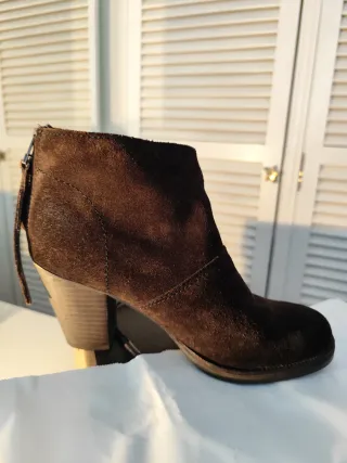 Botines ante tacón madera Mango