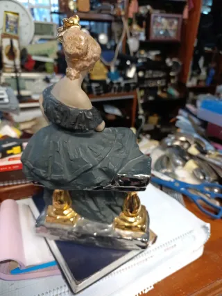 Figura de porcelana española mujer