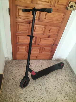 Patinete Negro y Rojo