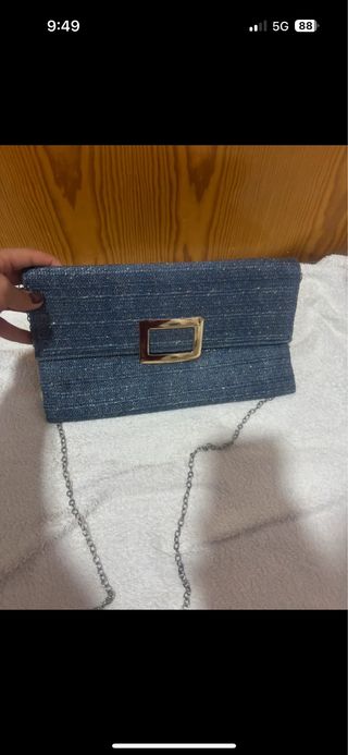 Bolso de mano azul con cadena plateada