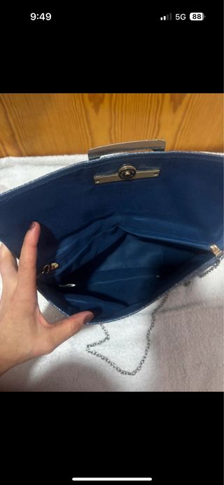 Bolso de mano azul con cadena plateada