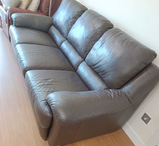 Sofá Natuzzi de Piel Marrón. Reposapies abatible.