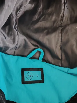 Chaqueta acolchada azul y negra