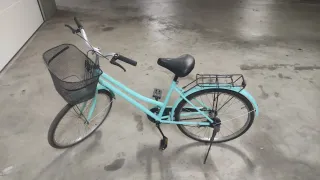 Bicicleta de paseo azul con cesta