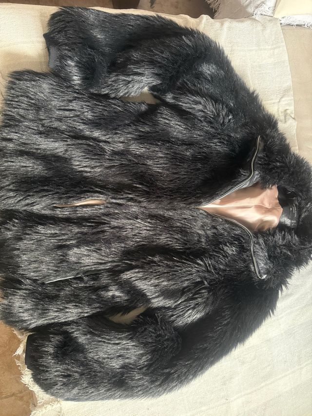 Abrigo pelo sintético negro con cremallera