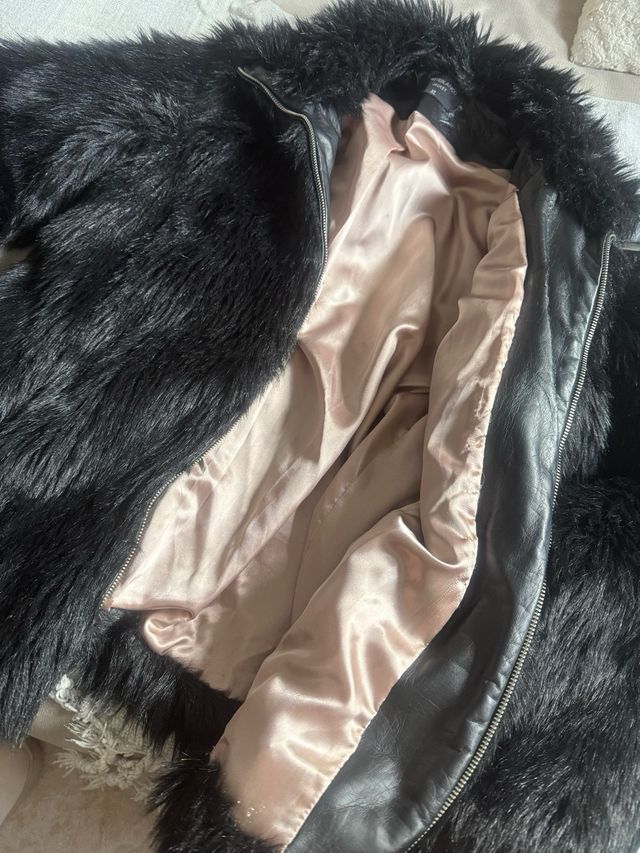 Abrigo pelo sintético negro con cremallera