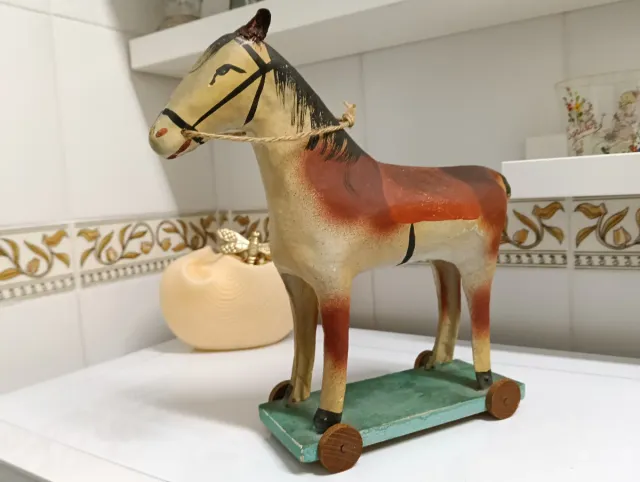 Caballito antiguo cartón piedra con ruedas