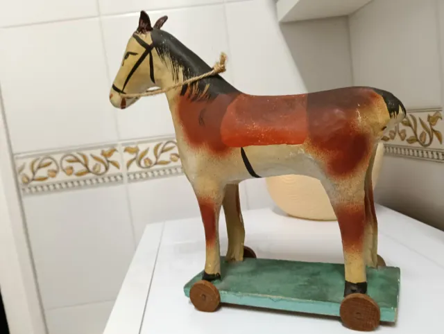 Caballito antiguo cartón piedra con ruedas