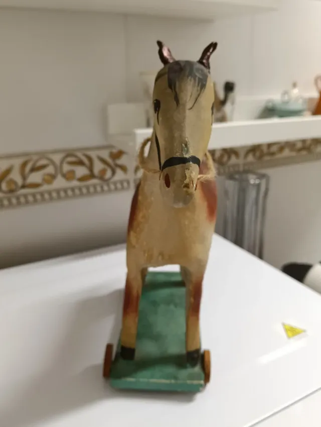 Caballito antiguo cartón piedra con ruedas