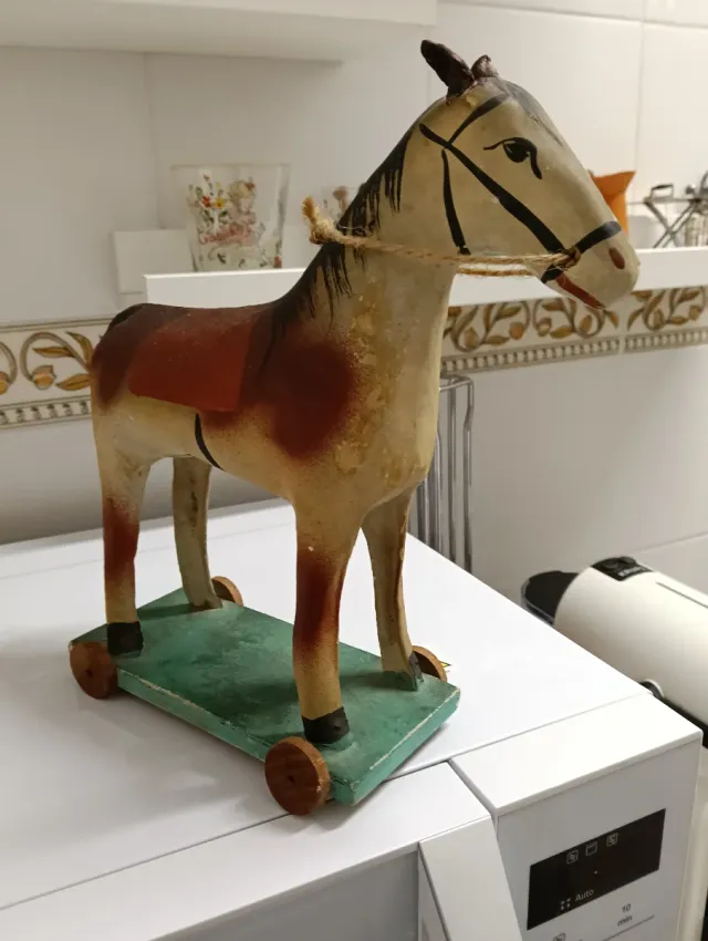 Caballito antiguo cartón piedra con ruedas