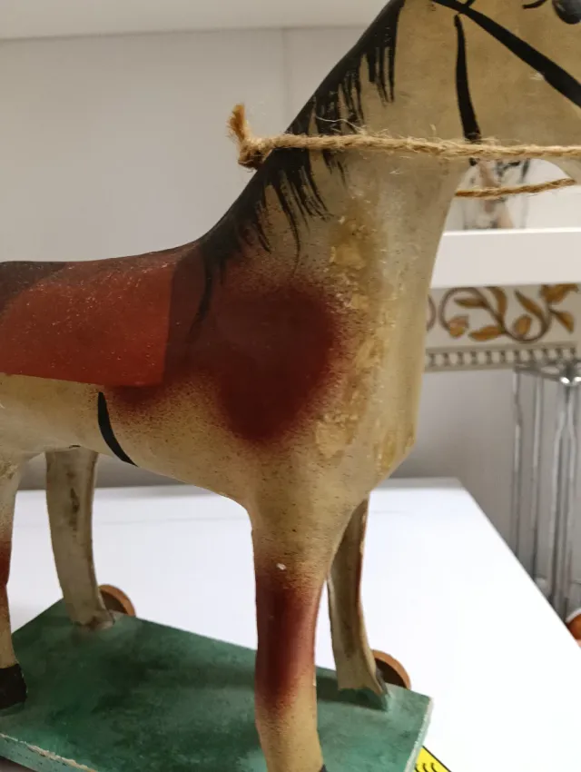 Caballito antiguo cartón piedra con ruedas
