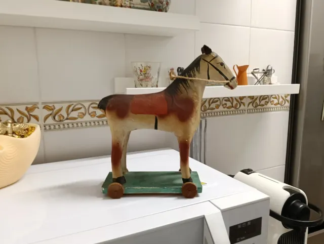 Caballito antiguo cartón piedra con ruedas