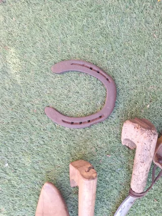 Lote: 2 zoquetes, esparto y herradura