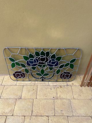 Vidriera emplomada de flores.