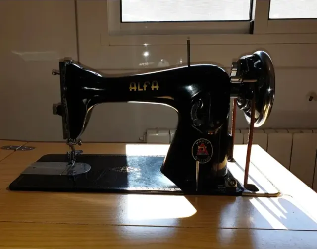 Máquina de coser Alfa antigua