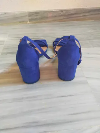 Sandalias azules de tacón