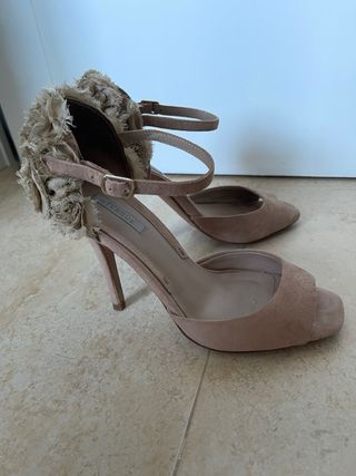 Zapatos de tacón Uterqüe Beige