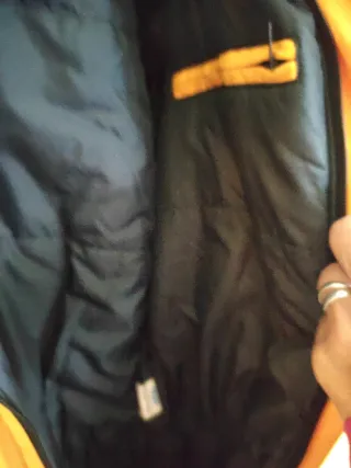 Mono de esquí amarillo y negro