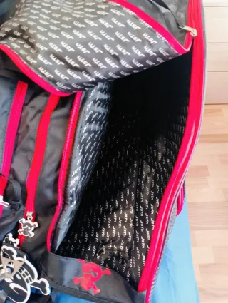 Paletero Negro con Detalles Rojos