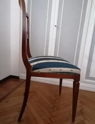 Tre sedie in tessuto e legno