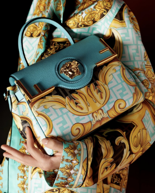 Bolso Fendace La Medusa Mediano Azul y Dorado