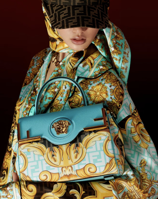 Bolso Fendace La Medusa Mediano Azul y Dorado