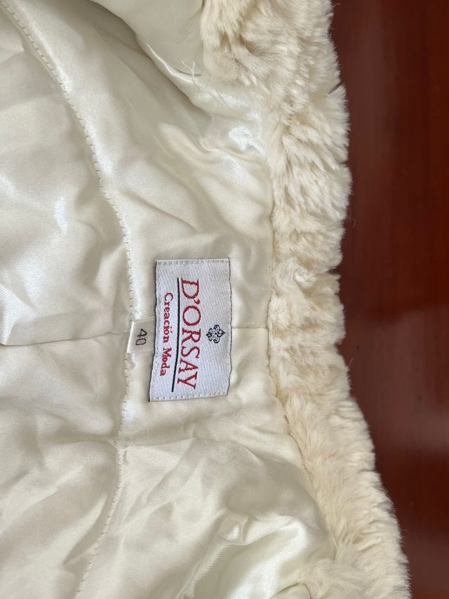 Chaqueta D'Orsay acolchada, color crema. Nueva.