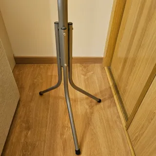 Perchero de pie metálico