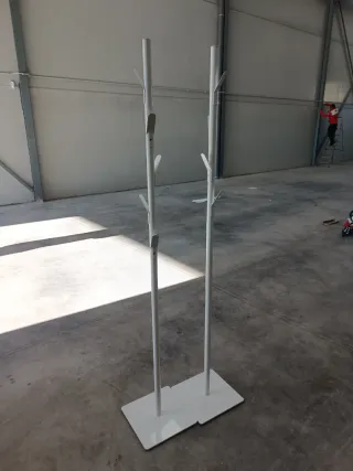 2 Percheros Metálicos Blancos