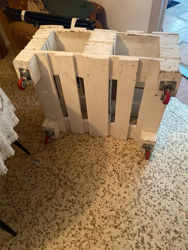 Mesa auxiliar de madera blanca