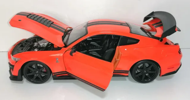 FORD MUSTANG SHELBY GT 500 MAISTO 1:18 CON DEFECTO