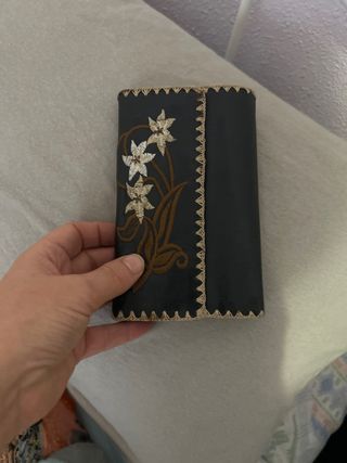 Cartera de mano bordada