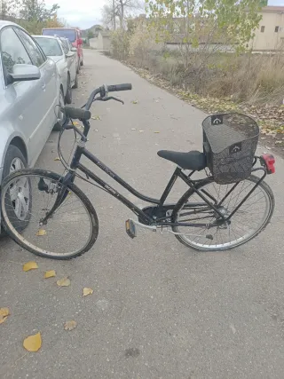 Bicicleta urbana negra con cesta