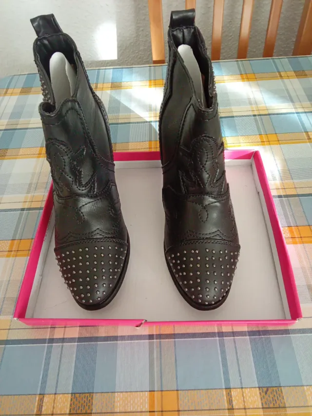 Botines negros tachuelas Talla 37-38 Precio negoci