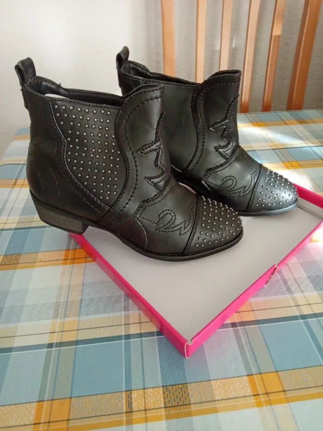 Botines negros tachuelas Talla 37-38 Precio negoci