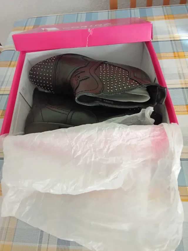 Botines negros tachuelas Talla 37-38 Precio negoci