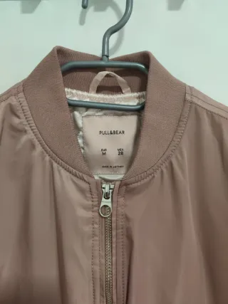 Cazadora bomber rosa de pull&bear