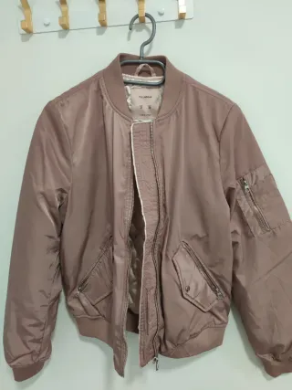 Cazadora bomber rosa de pull&bear