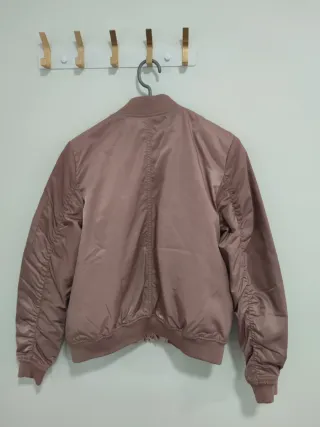 Cazadora bomber rosa de pull&bear